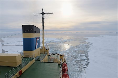 simsearch:700-03484601,k - Stern of the icebreaker cruise ship, Kapitan Khlebnikov, on the way through the pack ice at Snow Hill Island in the Weddel Sea at the Antarctic Peninsula, Antarctica Foto de stock - Con derechos protegidos, Código: 700-09052897