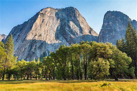 sierra nevada mountains - Scenic of mountains in the Yosemite Valley in Yosemite National Park in California, USA Stock Photo - Rights-Managed, Code: 700-09052917