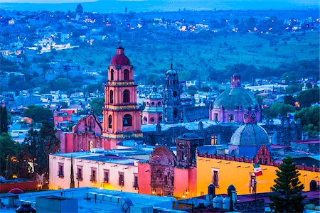 simsearch:400-04015133,k - The pink stone bell tower of the Oratorio de San Felipe Neri and overview of the city at dusk in San Miguel de Allende, Mexico Stock Photo - Rights-Managed, Code: 700-09088103