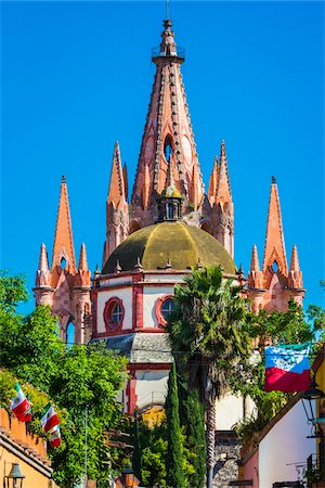 The domed tower and the turreted steeple of the Parroquia de San Miguel Arcangel in San Miguel de Allende, Mexico Photographie de stock - Rights-Managed, Code: 700-09088110