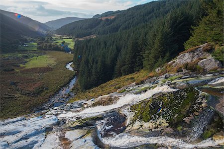 scenic and waterfall - Scenic view from a waterfall in the Wicklow Mountains National Park in the morning in autumn in Leinster Province of Ireland. The water of this river is traditionally used to brew local beer and distill Irish whiskey. Foto de stock - Con derechos protegidos, Código: 700-09111071