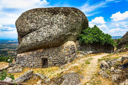 simsearch:700-06397577,k - Large boulder as rooftop of stone house in the village of Monsanto, Idanha-a-Nova, Portugal Photographie de stock - Rights-Managed, Code: 700-09226779