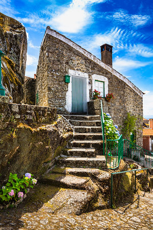 simsearch:700-06397577,k - Steps leading to the front door of a stone house in the village of Monsanto, Idanha-a-Nova, Portugal. Photographie de stock - Rights-Managed, Code: 700-09226785