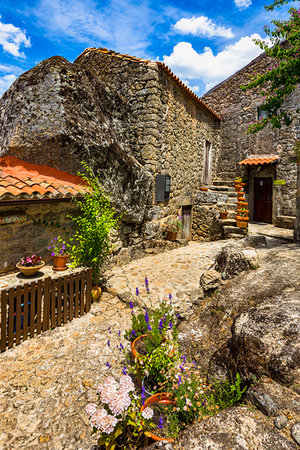 simsearch:700-06397577,k - The cobblestone garden and stone house of the deceased, Zeca Afonso (famous Portuguese musician) in the village of Monsanto, Idanha-a-Nova, Portugal Photographie de stock - Rights-Managed, Code: 700-09226786