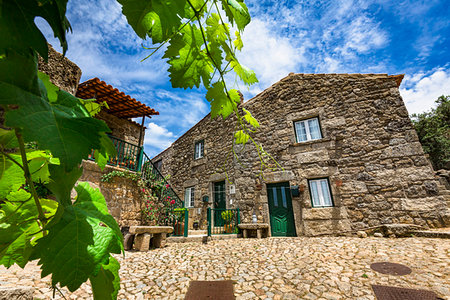 simsearch:700-06397577,k - Cobblestone courtyard with traditional stone hours in the village of Monsanto, Idanha-a-Nova, Portugal Photographie de stock - Rights-Managed, Code: 700-09226782