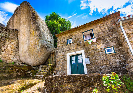 simsearch:700-06397577,k - Traditional stone house built around large boulder in the village of Monsanto, Idanha-a-Nova, Portugal Photographie de stock - Rights-Managed, Code: 700-09226783