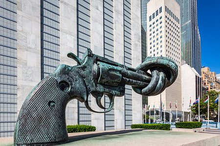simsearch:700-07744961,k - 'Non-Violence' sculpture by Swedish artist Carl Fredrik Reutersward, United Nations Headquarters in New York City, New York, USA Photographie de stock - Rights-Managed, Code: 700-09226830
