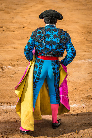 fancy (highly decorated) - Back view of Bullfighter holding cape in bullring at Bullfight in San Miguel de Allende, Mexico Foto de stock - Con derechos protegidos, Código: 700-09226966