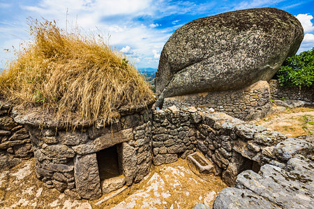 simsearch:700-06397577,k - Stone houses with large boulders in Monsanto in Idanha-a-Nova, Portugal Photographie de stock - Rights-Managed, Code: 700-09237085