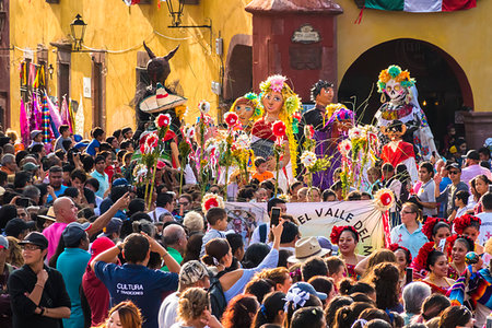 simsearch:862-06540939,k - Crowd of people watching the La Resena Parade in San Miguel de Allende, Guanajuato, Mexico Stock Photo - Rights-Managed, Code: 700-09273227