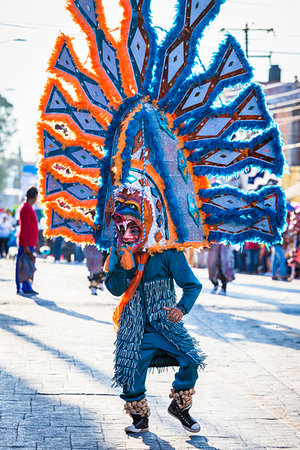 Indigenous tribal dancer wearing large blue and orange headdress at a St Michael Archangel Festival parade in San Miguel de Allende, Mexico Photographie de stock - Rights-Managed, Code: 700-09273275