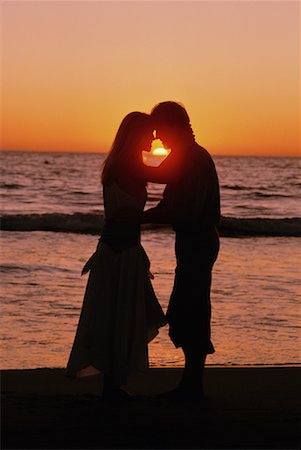 simsearch:700-00021491,k - Silhouette d'un Couple Face à Face sur la plage au coucher du soleil en Californie, USA Photographie de stock - Rights-Managed, Code: 700-00001819