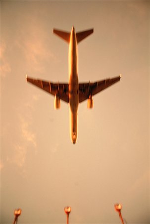 simsearch:700-01223637,k - Looking Up at Airplane Approaching Runway Stock Photo - Rights-Managed, Code: 700-00017645