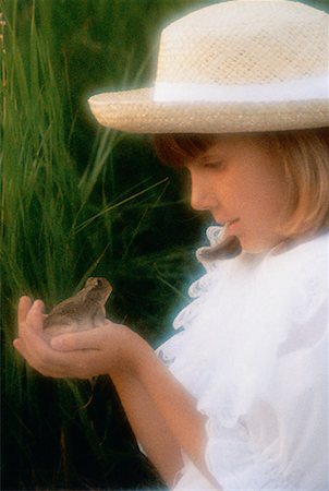 simsearch:700-00035311,k - Jeune fille Holding grenouille Photographie de stock - Rights-Managed, Code: 700-00019859