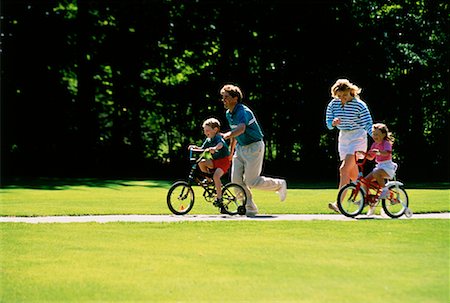 simsearch:700-03067843,k - Family Cycling Stock Photo - Rights-Managed, Code: 700-00011260