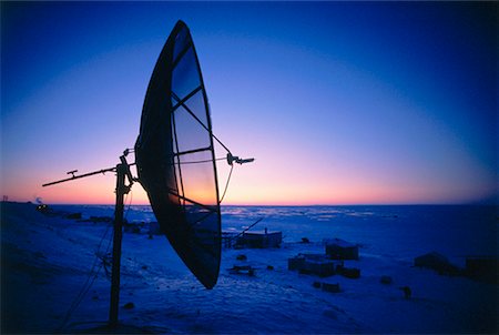 simsearch:700-00022194,k - Satellite Recording Dish Baker Lake, Nunavut, Canada Foto de stock - Con derechos protegidos, Código: 700-00011567