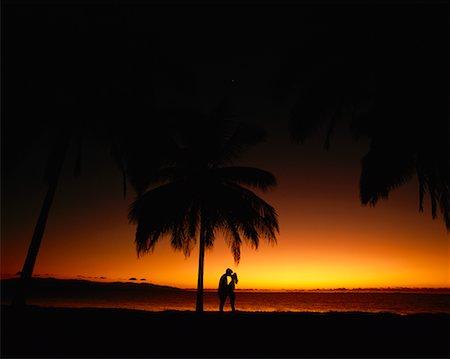 simsearch:700-00021491,k - Silhouette de Couple baiser sous le palmier au coucher du soleil de Puerto Vallarta, Mexique Photographie de stock - Rights-Managed, Code: 700-00013662
