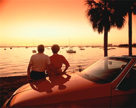 simsearch:700-00021491,k - Vue arrière du Couple d'âge mûr se penchant sur la voiture, en regardant le coucher de soleil Photographie de stock - Rights-Managed, Code: 700-00013782