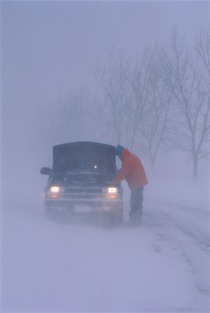 simsearch:700-02348739,k - Personne de réparer la voiture dans une tempête de neige, sud de l'Ontario, Canada Photographie de stock - Rights-Managed, Code: 700-00034008