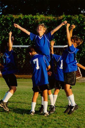 simsearch:600-01374820,k - Boys Soccer Team célébrant Photographie de stock - Rights-Managed, Code: 700-00038073