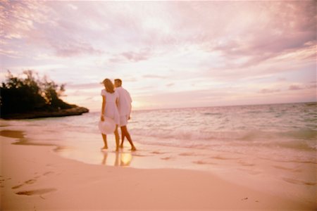 simsearch:700-00021491,k - Couple marchant dans le Surf sur la plage Photographie de stock - Rights-Managed, Code: 700-00038738