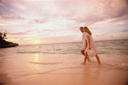 simsearch:700-00021491,k - Couple marchant sur la plage Photographie de stock - Rights-Managed, Code: 700-00039374