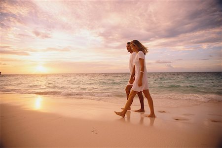 simsearch:700-00021491,k - Couple marchant sur la plage Photographie de stock - Rights-Managed, Code: 700-00039375