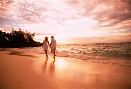 simsearch:700-00021491,k - Vue arrière du Couple marchant sur la plage, main dans la main Photographie de stock - Rights-Managed, Code: 700-00039372