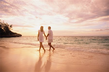 simsearch:700-00021491,k - Couple marchant sur la plage, main dans la main Photographie de stock - Rights-Managed, Code: 700-00039373