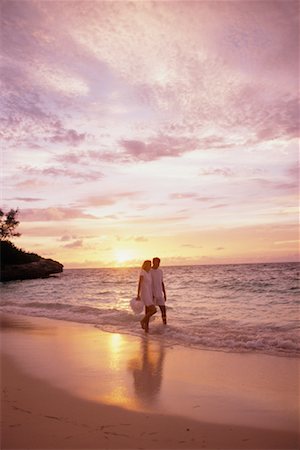 simsearch:700-00021491,k - Couple marchant sur la plage au coucher du soleil Bahamas Photographie de stock - Rights-Managed, Code: 700-00039974