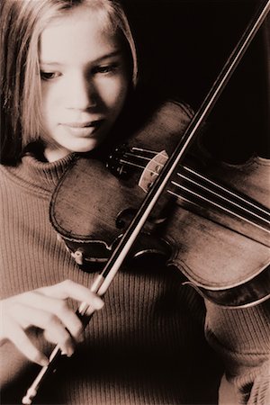 simsearch:700-00035311,k - Jeune fille jouant violon Photographie de stock - Rights-Managed, Code: 700-00032728