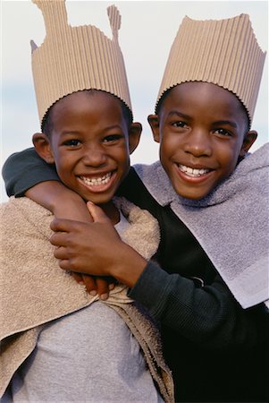 simsearch:614-03469543,k - Portrait of Two Boys Wearing Cardboard Crowns and Towel Capes Stock Photo - Rights-Managed, Code: 700-00033104