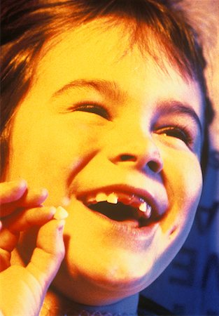simsearch:700-00035311,k - Gros plan d'enfant tenant des dents Photographie de stock - Rights-Managed, Code: 700-00045434
