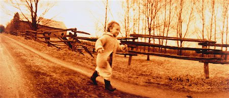 simsearch:700-00035311,k - Enfant en descendant la route de campagne en automne Photographie de stock - Rights-Managed, Code: 700-00045545