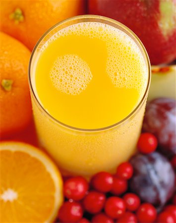 simsearch:700-00015318,k - Gros plan d'un verre de jus d'Orange et fruits Photographie de stock - Rights-Managed, Code: 700-00047415