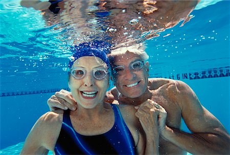 Portrait of Mature Couple Underwater in Swimming Pool Foto de stock - Con derechos protegidos, Código: 700-00056072
