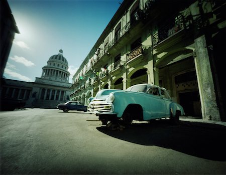 Voiture abandonnée près de bâtiment la Havane, Cuba Photographie de stock - Rights-Managed, Code: 700-00056514