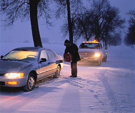simsearch:600-00866959,k - Homme de ravitaillement a décroché la voiture en hiver, Ottawa, Ontario, Canada Photographie de stock - Rights-Managed, Code: 700-00058865