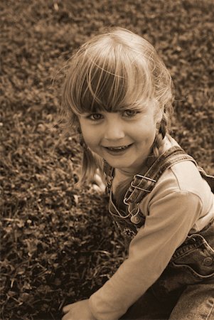 simsearch:700-00088996,k - Portrait of Girl Sitting in Field Stock Photo - Rights-Managed, Code: 700-00059856