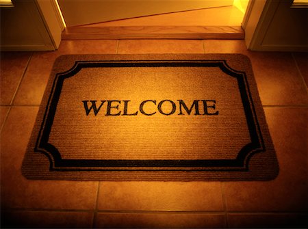 door welcome doormat - Bienvenue Mat dans l'embrasure de la porte Photographie de stock - Rights-Managed, Code: 700-00069773