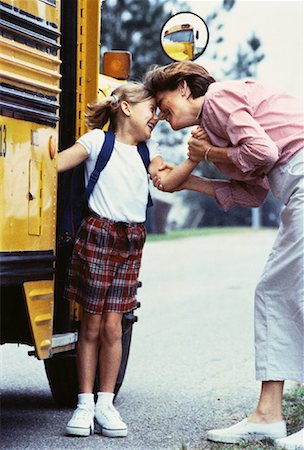 parent child bus - Mother Talking to Daughter before Getting on School Bus Foto de stock - Con derechos protegidos, Código: 700-00061398