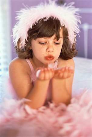 feather boa - Fille assise sur le lit, portant Costume Ballerina Photographie de stock - Rights-Managed, Code: 700-00061547