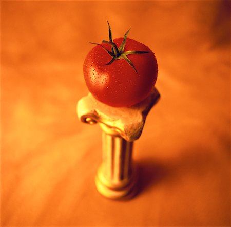 simsearch:700-00015318,k - Tomate sur piédestal Photographie de stock - Rights-Managed, Code: 700-00061966