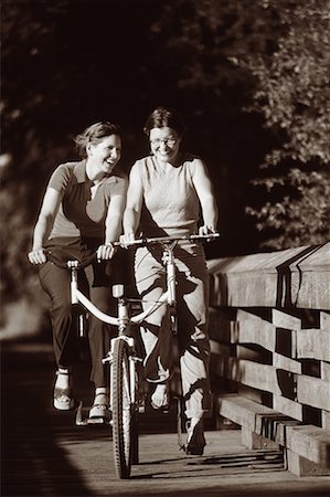 Vélo Tandem sur la voie, les femmes rire Photographie de stock - Rights-Managed, Code: 700-00079970