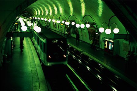 simsearch:700-03406394,k - Intérieur du métro Paris, France Photographie de stock - Rights-Managed, Code: 700-00071829