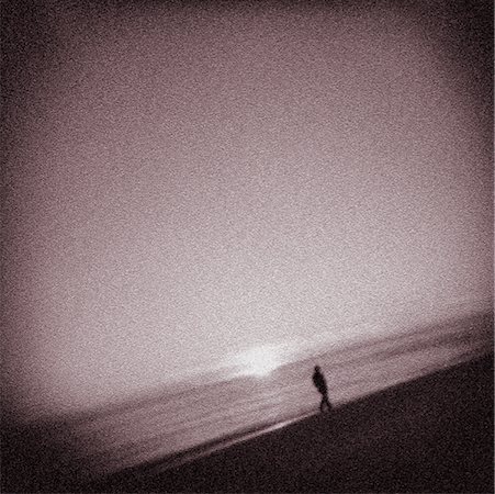 simsearch:700-00021491,k - Silhouette d'une personne qui marche sur la plage Photographie de stock - Rights-Managed, Code: 700-00072828