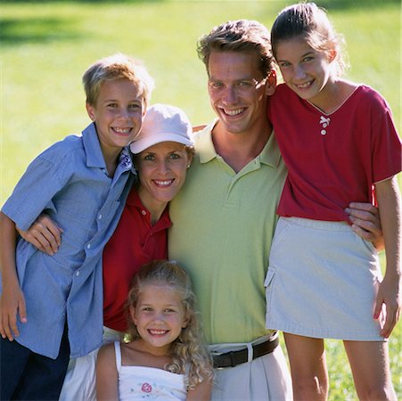 simsearch:700-00073572,k - Portrait of Family Outdoors Stock Photo - Rights-Managed, Code: 700-00073556