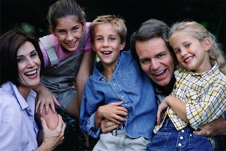 simsearch:700-00073572,k - Portrait of Family Outdoors Stock Photo - Rights-Managed, Code: 700-00073569