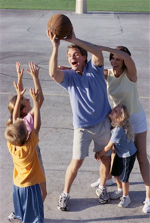 Family Playing Basketball Outdoors Foto de stock - Con derechos protegidos, Código: 700-00073586