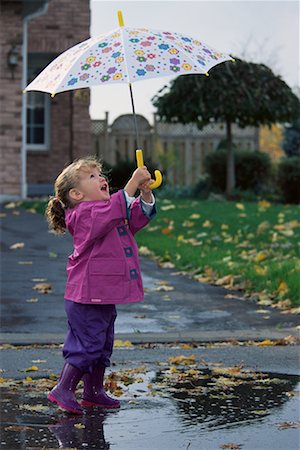 simsearch:700-00378081,k - Jeune fille tenir parapluie de pluie Ajax, Ontario, Canada Photographie de stock - Rights-Managed, Code: 700-00073875